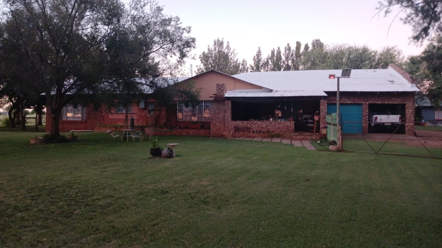 6 Bedroom Property for Sale in Bloemhof Rural North West
